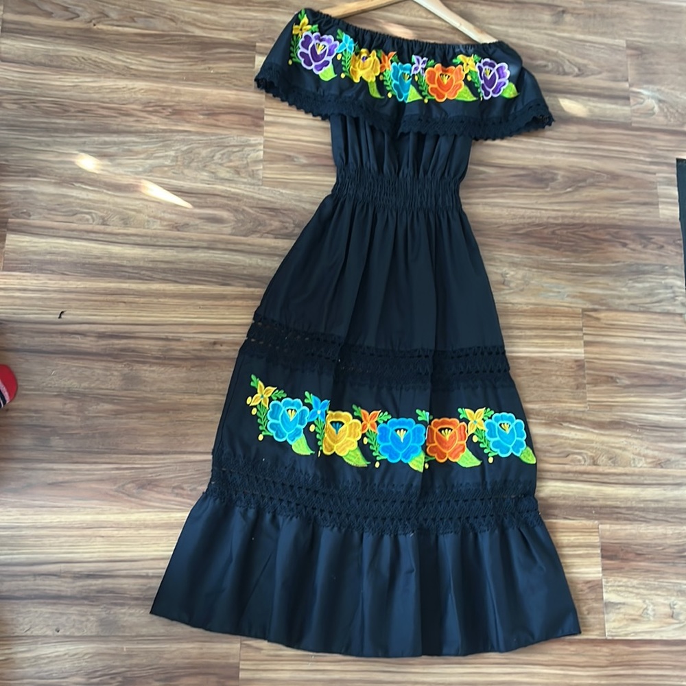 Off shoulders embroidered dress